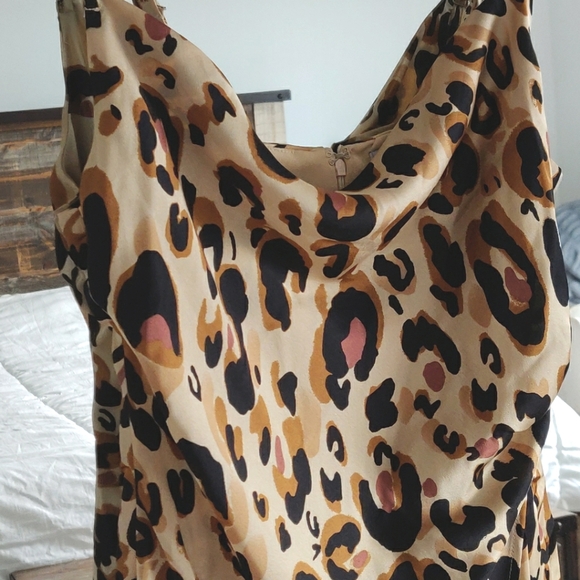 🆕 Silky Leopard print dress - Picture 3 of 13